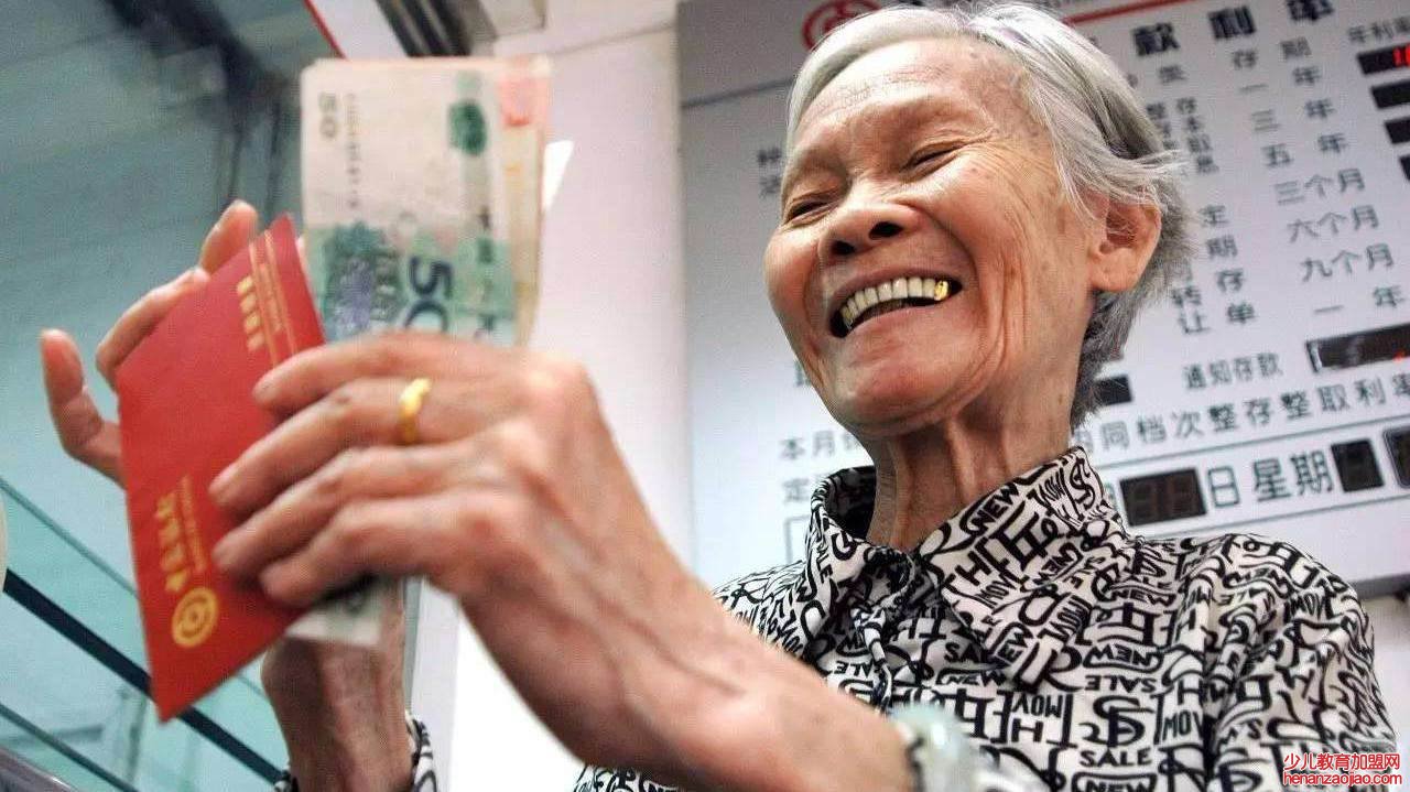 少一年工龄少多少退休金？