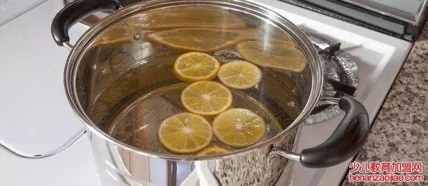 夏季穿的白衣服弄脏了如何洗净？