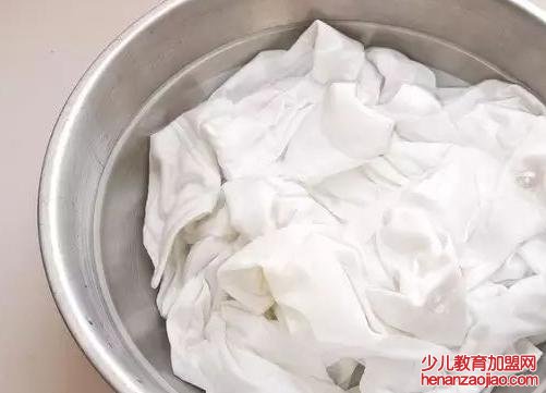 夏季穿的白衣服弄脏了如何洗净？