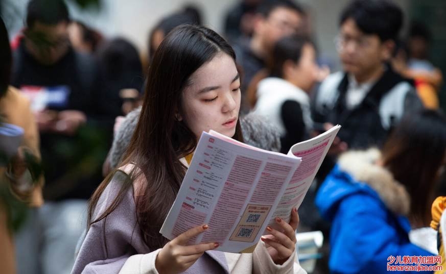 新录用的公务员定什么级别？