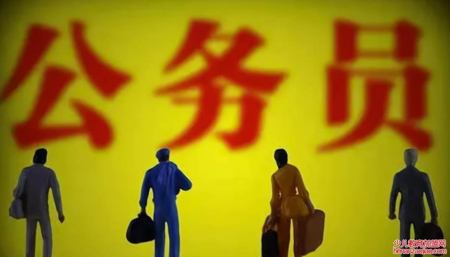 新录用的公务员定什么级别？