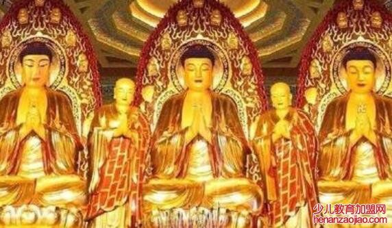 大雄宝殿内有哪三尊佛