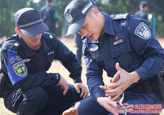 协警和正式警察的肩章区别是什么？