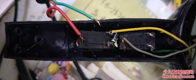 电吹风的正确接线方法是什么？