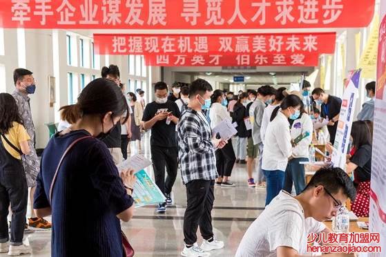 为什么国企现在几乎都是校招?