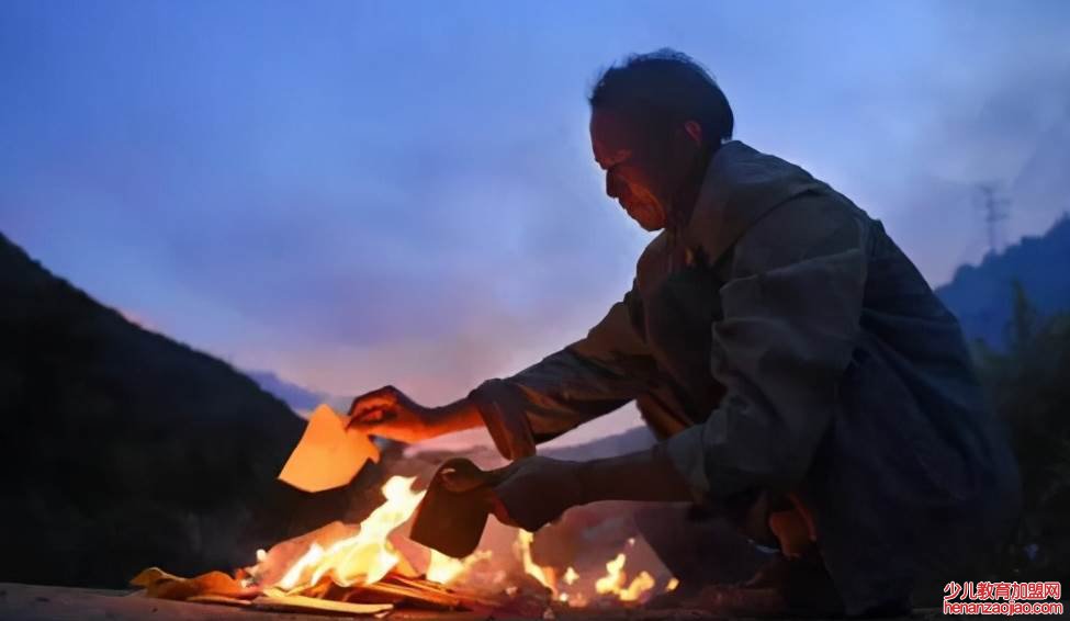 人死后为何要烧纸？