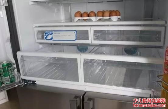 冰箱后面怎么放水？