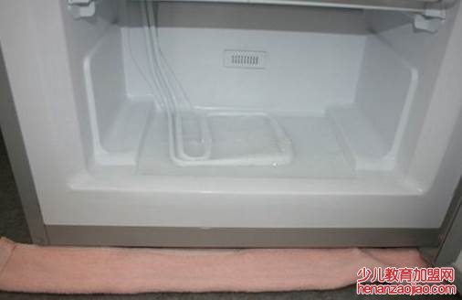 冰箱后面怎么放水？