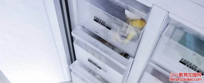 冰箱后面怎么放水？