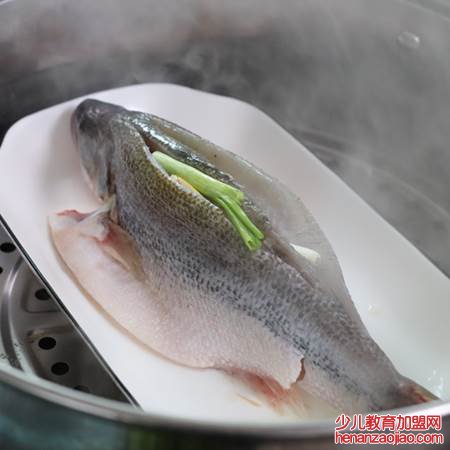 蒸鱼时热水起蒸还是冷水?