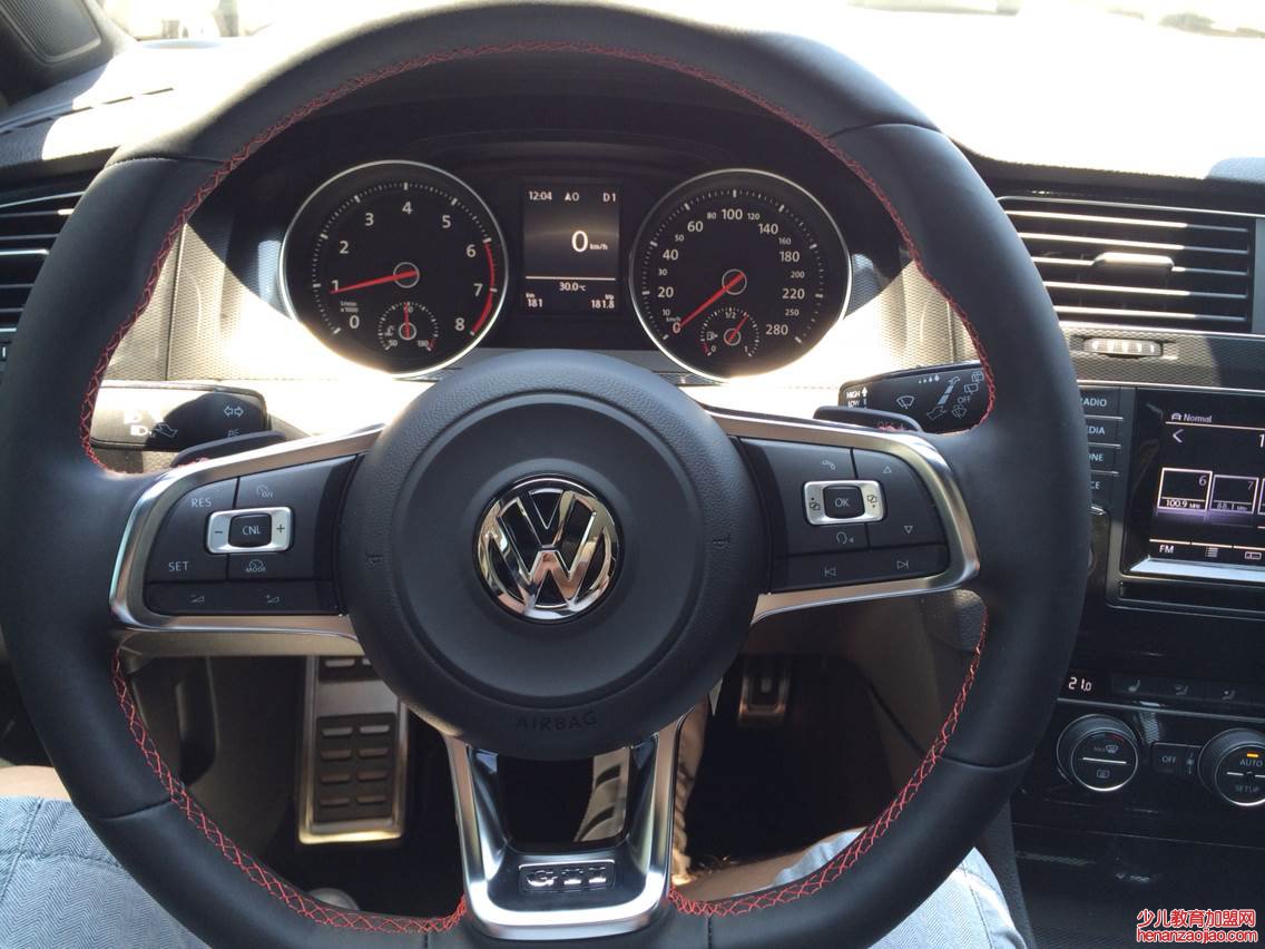 方向盘锁死怎么解开？