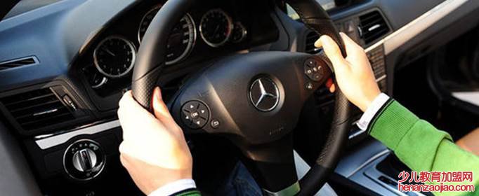 方向盘锁死怎么解开？