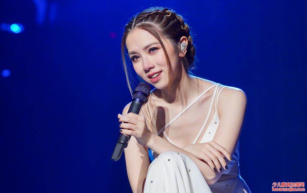 《泡沫》是哪年推出的歌曲？