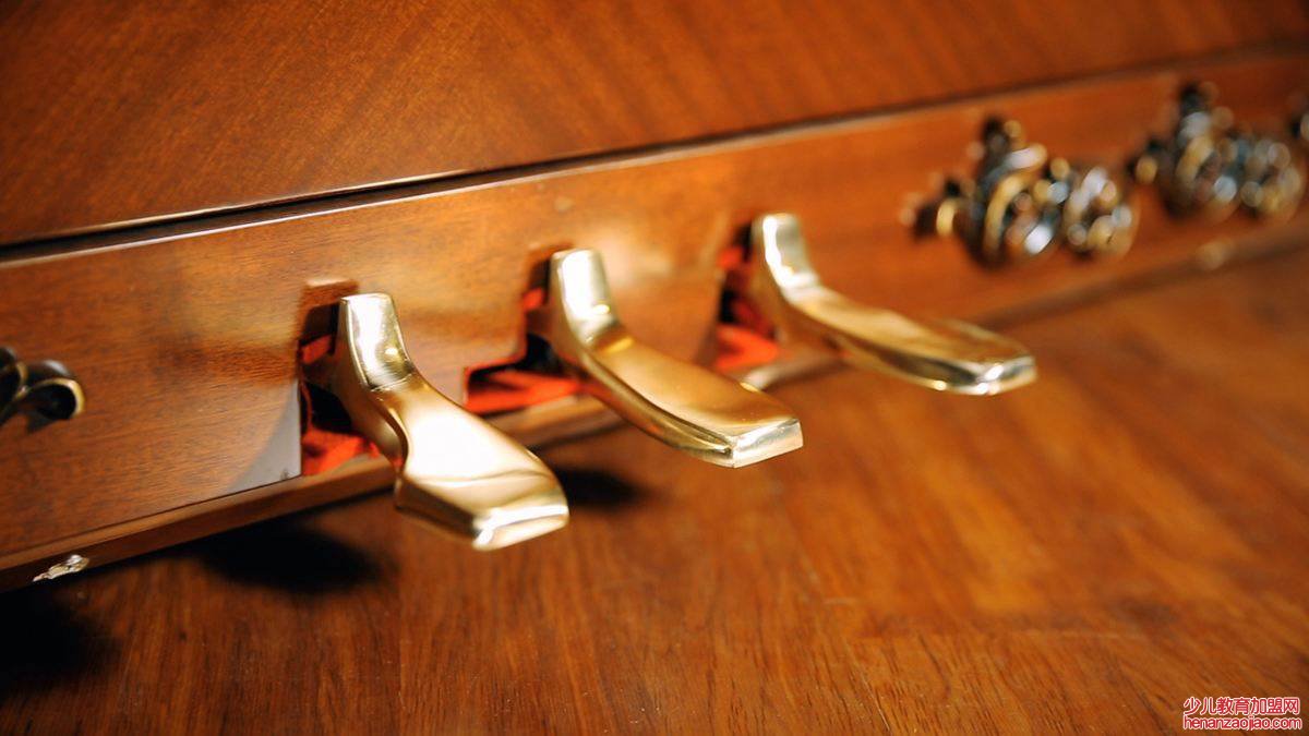 立式钢琴中间的踏板叫什么?