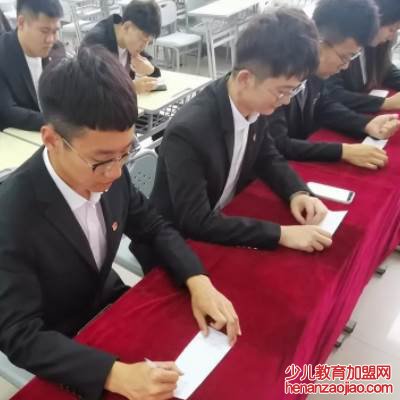 高校学生代表大会的领导机构是什么?