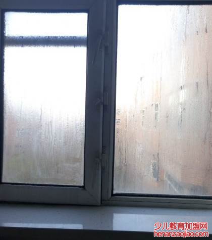 窗户上有水蒸气是怎么回事？