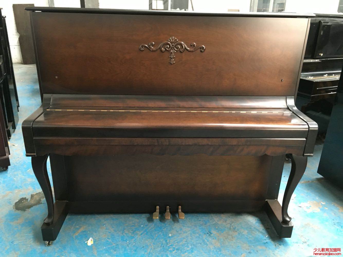 立式钢琴左边的踏板叫什么?