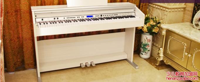 立式钢琴左边的踏板叫什么?