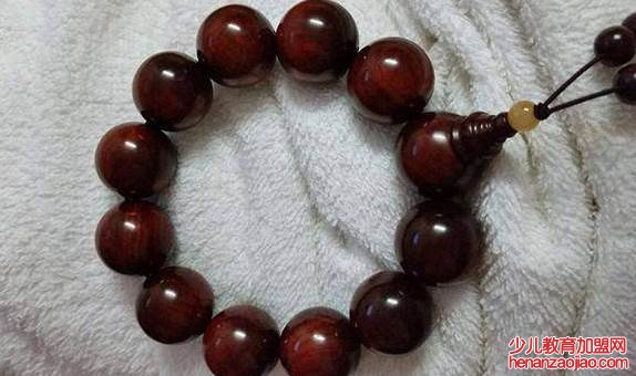 小叶紫檀手串怎么盘玩和保养?