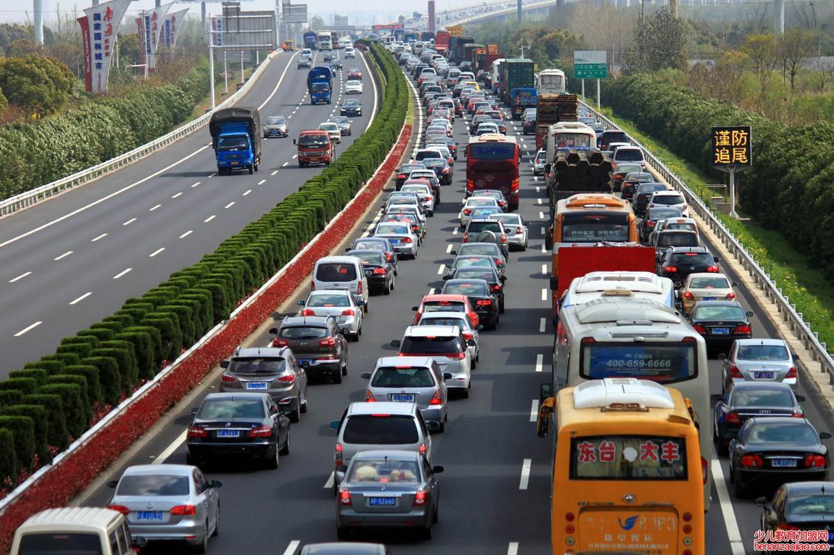 汽车每小时行驶多少千米？