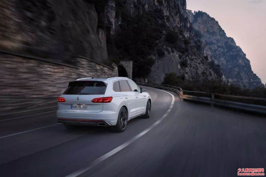 汽车每小时行驶多少千米？