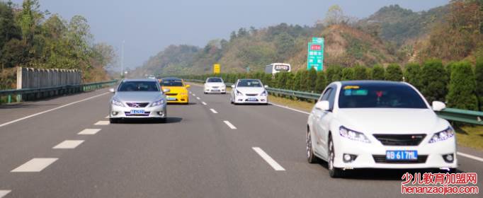 汽车每小时行驶多少千米？