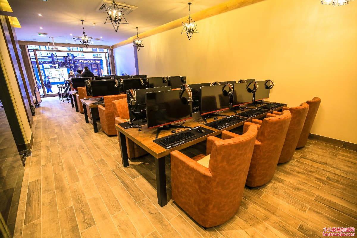 低于多少岁的公民禁止进入营业性网吧？