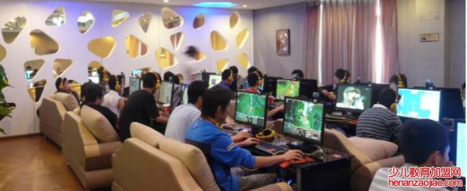 低于多少岁的公民禁止进入营业性网吧？