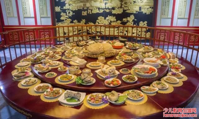 满族平时和节日的主要食品是什么？