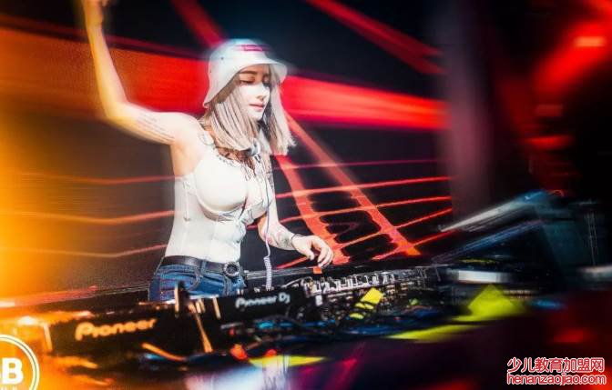 《凤舞九天》原版是谁唱的?