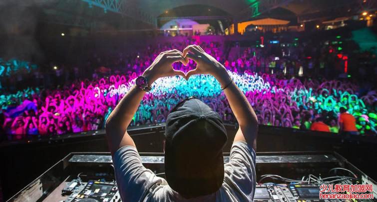 《凤舞九天》原版是谁唱的?