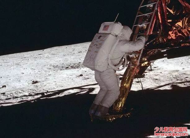 第一个登月的地球人是谁?
