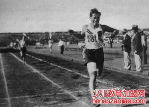 第一个在奥运会参赛的中国人是？