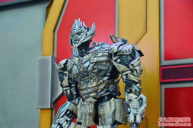 威震天是机器人还是真人?