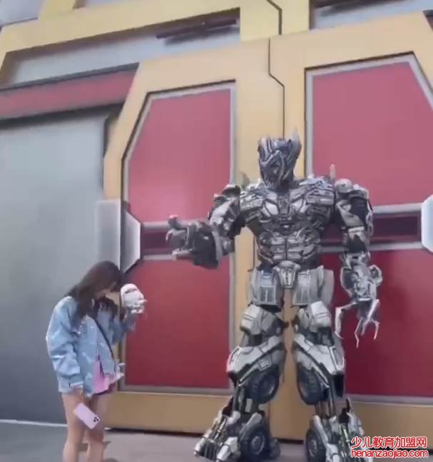 威震天是机器人还是真人?