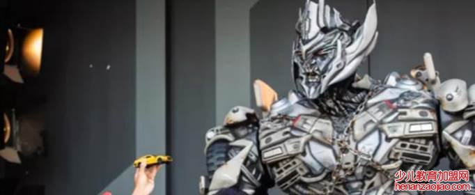 威震天是机器人还是真人?