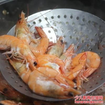 煮虾用热水还是冷水?