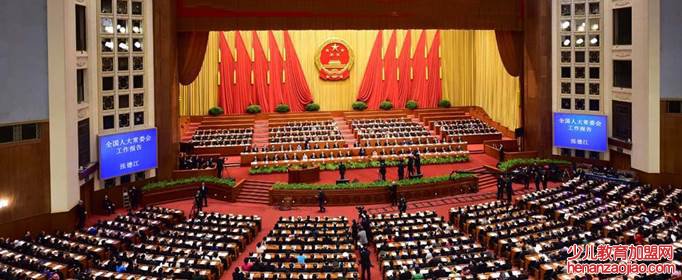 人民代表大会由什么产生？