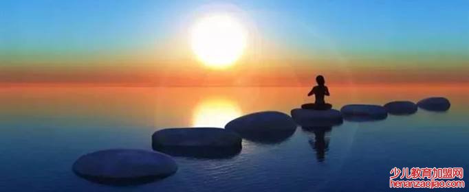 黎明的那道光会穿越黑夜是什么歌?