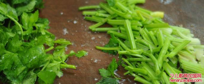 芹菜不能跟什么一起吃？