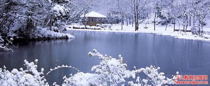 纯净的雪是什么颜色的？