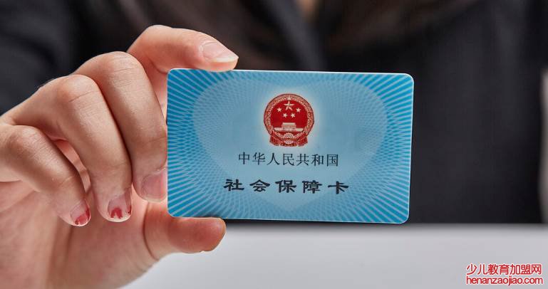 社保一年交8000交15年退休拿多少？