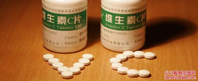 牙龈出血与缺乏哪种营养物质有关？