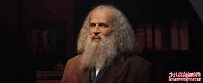 世界上是谁排成第一个元素周期表？