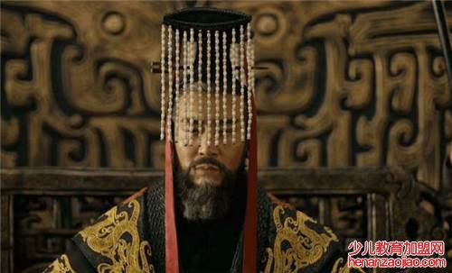 皇帝的帽子前垂下的珠子有什么作用？