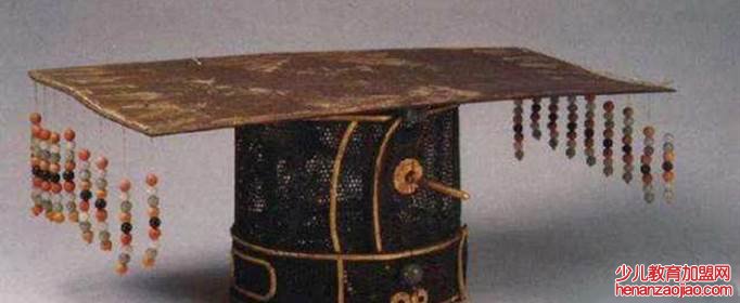 皇帝的帽子前垂下的珠子有什么作用？