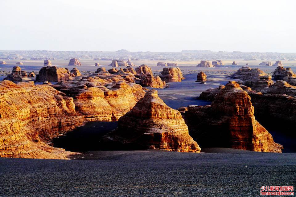 敦煌旅游景点在哪个省哪个市?