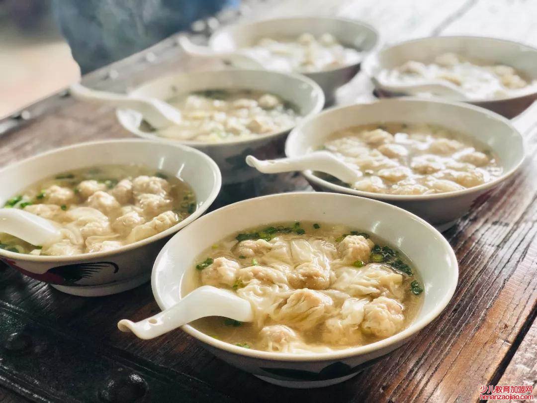 四川人所说的抄手与广东的哪个小吃相似?