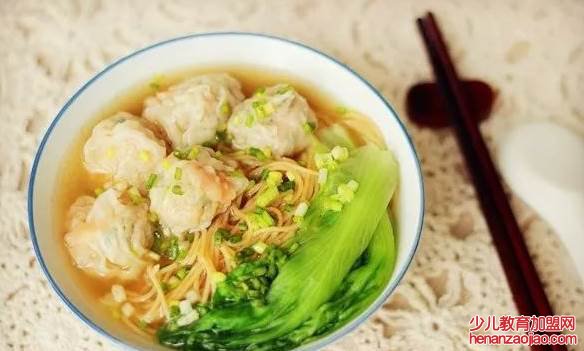 四川人所说的抄手与广东的哪个小吃相似?