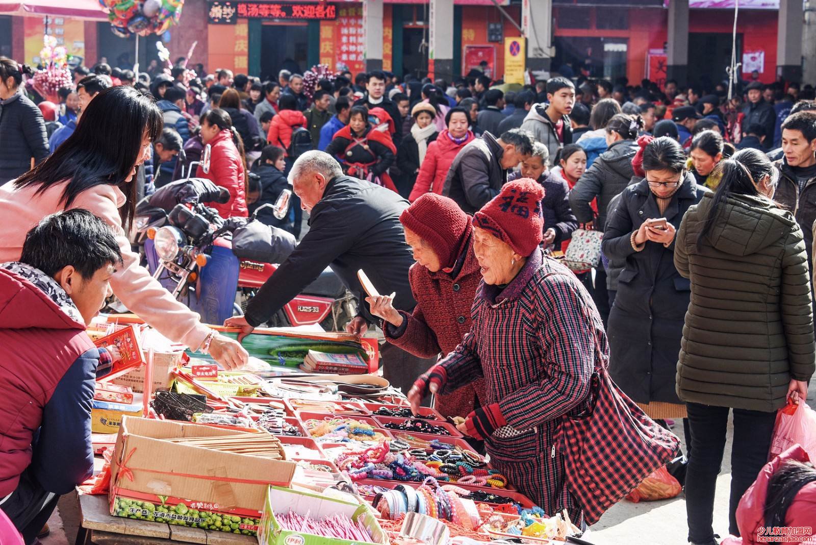 人声鼎沸的鼎是什么意思？